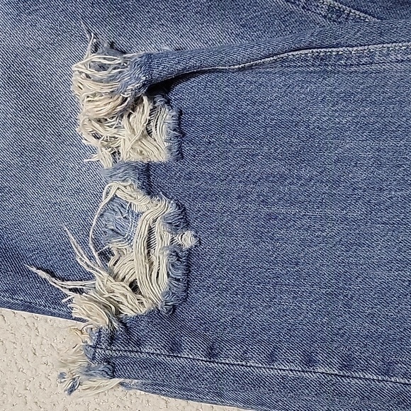 NWT-  FREE PEOPLE -Stylish Blue Frayed Hem Cropped Jeans. Sz 26 - Picture 9 of 10